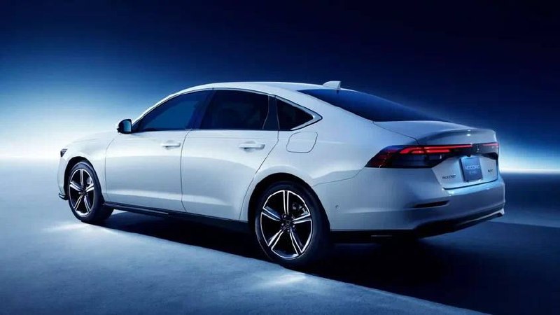 Honda представила седан Accord для рынка Японии 6