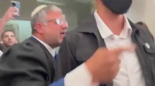 לכל כלב יש את היום שלו". לסגן הציוני של המקור הערבי אחמד טאיבי היה ריב מילולי עם ה- Arabophob Ben-Gwirrm. ש…