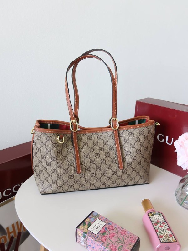 Gucci Gucci Emblem medium tote bag