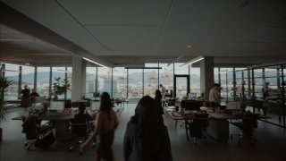 广告_演疯癫的打工人，上班上到瞬间消失由 Biscuit Filmworks 为 Grammarly 制作的广告「说起来容易，做起来难」，太多邮件和消息使得办公室里的员工不堪其扰，瞬间「消失」，但如果你使用了 Grammarly，一切问题都将迎刃而解。Grammarly 是一款基于人工智能的写作辅助工具，能够检查和纠正语法错误、拼写错误、标点符号、风格问题和语气不当等问题。 From Angelo Cerisaravia 开眼