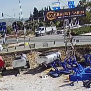 אישה שניסתה לחצות את הכביש באיזמיר התנגשה בטנדר ונפלה ארצה. —. הודות לרפלקס הפתאומי של הנהג, האישה נמלטה בק…