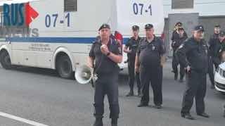К Верховному суду прибыли силовики и автозаки, от собравшихся там людей потребовали разойтись, сообщают очевидцы.«У вас есть две-три минуты, если не расходитесь, не обижайтесь. Забирать вас из военкомата, молодые люди, уже никто не будет», — передает слова