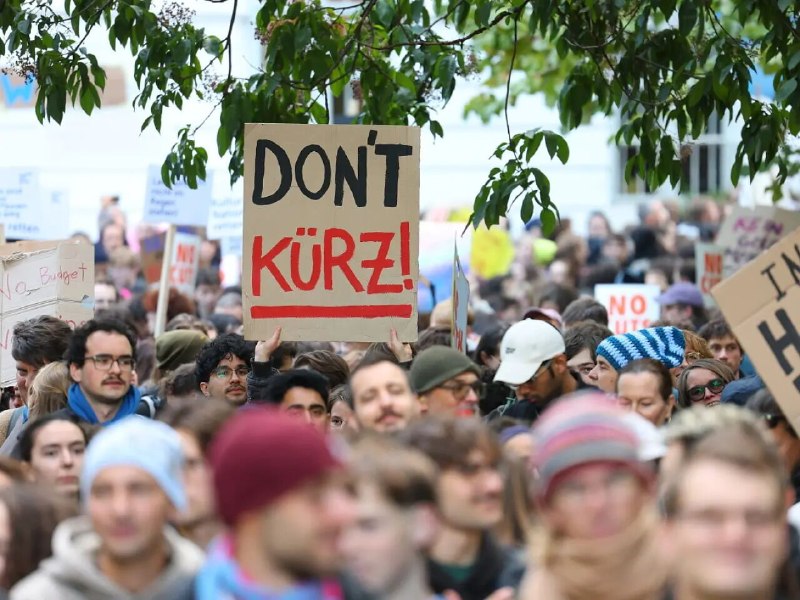 Thousands of people in Austria demonstrated against cuts in university funding.