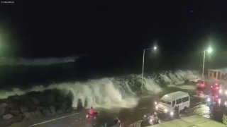 ציקלון עוצמתי ארנב פוגע במדינת אנדרה פראדש בהודו הרשויות פינו יותר מ-180 אלף בני אדם לאזורים בטוחים. העיתון…