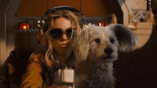 Новый трейлер «Супергёрл»  Фильм расскажет о приключениях Кары Зор-Эл в исполнении Милли Олкок. В отличие от своего знаменитого кузена, Супергёрл предстанет более суровой и закалённой героиней. В ролике также есть суперпёс Крипто и Джейсон Момоа, который и
