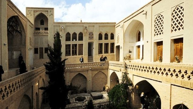 اخبار اصفهان: روح تاریخ در عمارت قاجاری «صیفور» دمیده میشود🔹️در خیابان حکیم و در دل کوچه پس کوچههای محله گرکیراق، خانه تاریخی صیفو
