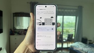 На Android 17 начала появляться функция борьбы с укачиваниемОна работает аналогично «Меткам движения» из iOS 18: на экране появляются движущиеся точки, которые разгружают вестибулярный аппарат при движении в транспорте.Пока доступно только владельцам Pixel
