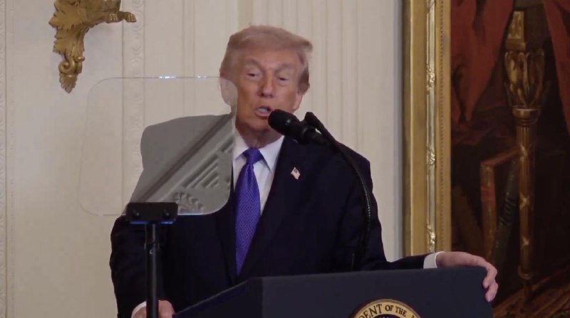 Трамп впервые назвал сроки войны в ИранеПрезидент США Дональд Трамп во время выступления на церемонии награждения медалями Почета в Белом доме рассказал, сколько продлится военная операция «Эпическая ярость», которую он начал против Ирана. Запись полного в