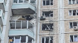 Трое погибли, ещё пятеро пострадали после атаки БПЛА на жилые дома в Подмосковье. Ещё одного человека ищут под завалами, сообщил губернатор Московской области Воробьёв.С трёх ночи силы ПВО отбивают массированный налёт на столичный регион. В Химках дрон вле