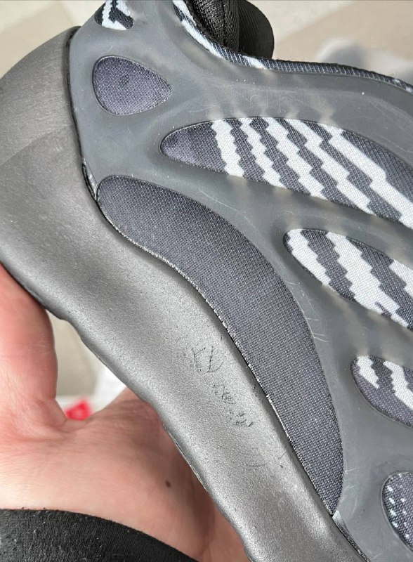 Adidas Adidas Yeezy Boost 700 V3 Black Alvah