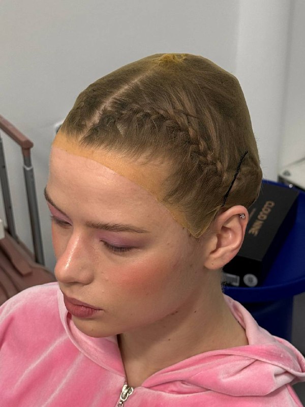 Парик для съемки к 14 февраляДля нашей съемки ко Дню всех влюбленных я решила использовать насыщено-красные волосы. Из доступных ко дню опций был только прямой искусственный парик. Стараюсь находить самые удобные «накрученные» варианты при покупке, но не в этот раз. Предо мной встала задача реализовать идею укладки с нуля. Напомню, волосы искусственные. Парик выглядел не капризным, но по итогу горячие инструменты не подошли для создания стойких локонов. Зато с помощью бигуди получилось создать кудри — пышные и очерченные.Процесс был не быстрым: я аккуратно завиваю прядь за прядью, добиваясь нужной текстуры — около 2 часов. Затем работа с вычесом с помощью большой щеткой с щетиной, в поисках идеального направления. В конце работы фиксация вычесанной формы у лица с помощью клеммов. На самой съемке изолируем волосы модели под капроновую шапочку.Парик для съемки к 14 февраляДля нашей съемки ко Дню всех влюбленных я решила использовать насыщено-красные волосы. Из доступных ко дню опций был только прямой искусственный парик. Стараюсь находить самые удобные «накрученные» варианты при покупке, но не в этот раз. Предо мной встала задача реализовать идею укладки с нуля. Напомню, волосы искусственные. Парик выглядел не капризным, но по итогу горячие инструменты не подошли для создания стойких локонов. Зато с помощью бигуди получилось создать кудри — пышные и очерченные.Процесс был не быстрым: я аккуратно завиваю прядь за прядью, добиваясь нужной текстуры — около 2 часов. Затем работа с вычесом с помощью большой щеткой с щетиной, в поисках идеального направления. В конце работы фиксация вычесанной формы у лица с помощью клеммов. На самой съемке изолируем волосы модели под капроновую шапочку.