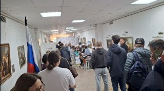 В Москве жильцов целого дома не внесли в списки избирателейЖители дома по адресу ул. Кольская, 8, который относится к избирательному участку №524, обнаружили, что их не внесли в списки избирателей. Председатель комиссии заявил, что это произошло по вине уп