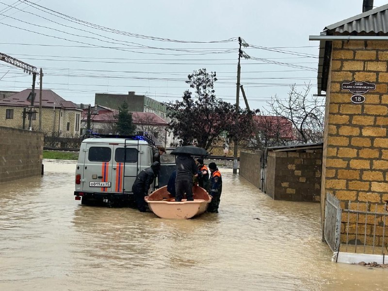 🌊 Работы по эвакуации с места затопления и оказанию помощи населению в Дербентском районе продолжаются. фото