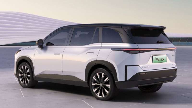 Toyota выпустила самый бюджетный электромобиль — bZ3x. В базовой версии — электромотор на 204 л.с.,  2