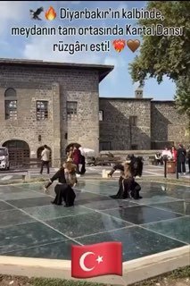 שתי נשים ביצעו לכאורה "ריקוד טורקי עתיק" מחוץ למסגד אולו ההיסטורי באמד, צפון כורדיסטן, במה שנראה כמשחק תפקי…