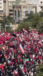 🎦 במקביל; זעקת הדם של אבלים עם אגרופים קפוצים בדרך להלוויית גופתו הקדושה של מנהיג המהפכה ההרוג במשהד, ירוש…