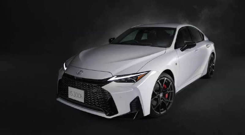 Lexus IS обновили: спортивный седан обзавёлся новым дизайном, доработанным интер