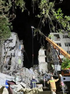 Число жертв удара по Старобельскому колледжу выросло до 16 человек, пострадали 48 человек, сообщает МЧС.По данным спасателей, еще пять человек могут оставаться под завалами.