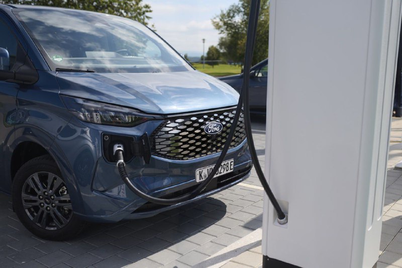 Обновленный Ford E-Transit Custom получил полный п...