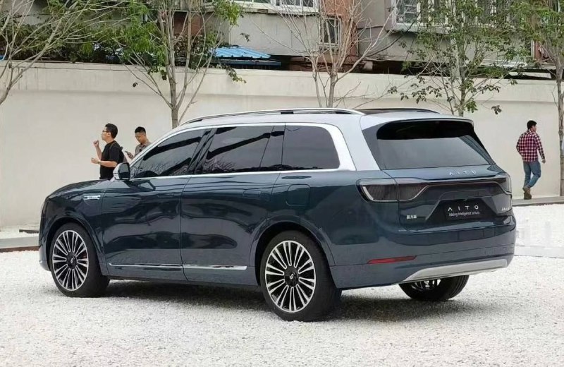 Живые фото нового внедорожника от Huawei — «убийца» Mercedes-Maybach GLS