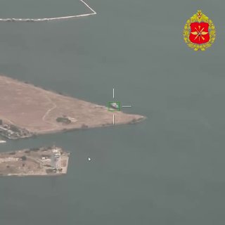 🇷🇺🇺🇦️ - תחמושת גראן-4 מצוידת במחפש אלקטרו-אופטי (EO) פגע בסירה אוקראינית סמוך לנמל אוצ'קוב, מחוז מיקולאיב.
