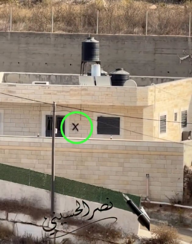 כוחות ישראל של ישראל I מסמנים מספר בתים פלסטינים בשלטי "X" בשכונת עין דיר בהא בחברון, דרומית לגדה המערבית…