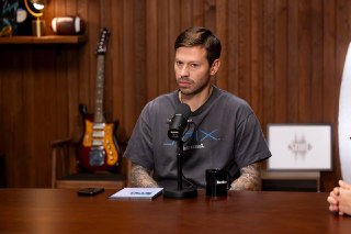 Минус ЛЯМ на ЛЧ — Фёдор Смолов не разбирается в футболе!Нападающий в прямом эфире своего шоу Smol FM поставил крупную сумму у BetBoom на выход «Барсы» в 1/2 финала: итог — отдал миллион из-за вылета «каталонцев»!❗️Изначально Смолов случайно поставил на поб