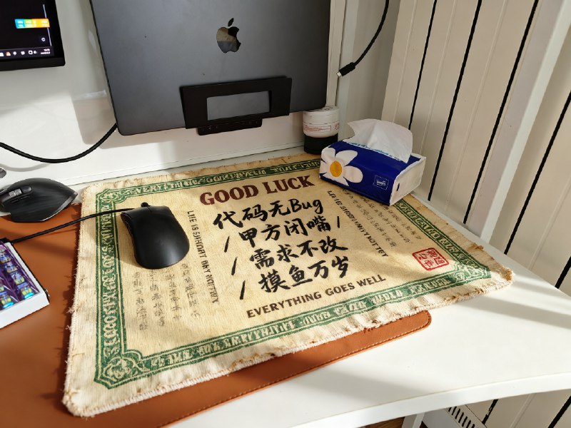 哈哈 Seedream 4 生成图片的融合度太顶了，我把自己的鼠标垫变成许愿符风格了