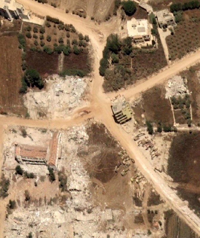 תצלום אווירי: דחפורים רבים מאחורי בית ספר בבינת ג'בייל
