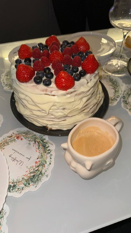 1. Домашний торт и свежий кофе в кружке POVEDAIII2. Елка, под которой куча красивых подарков3. Игра по любимому аниме ONE PIECE. Желанный подарок, не связанный с работой 4. Саке, который Лиза привезла из Японии год назад Что еще нужно для возникновения детской радости? ☺️1. Домашний торт и свежий кофе в кружке POVEDAIII2. Елка, под которой куча красивых подарков3. Игра по любимому аниме ONE PIECE. Желанный подарок, не связанный с работой 4. Саке, который Лиза привезла из Японии год назад Что еще нужно для возникновения детской радости? ☺️