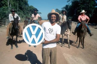 На днях бразильский суд вынес Volkswagen приговор — выяснилось, что немецкая компания 2 десятилетия держала ранчо с рабами в амазонских джунглях. Как автомобильный концерн оказался собственником концлагеря размером с Нью-Йорк — читайте у нас в МАХ.