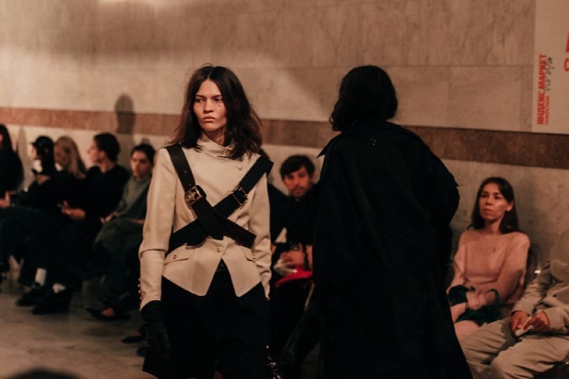 Ваша гостья Мария Туева 🌹Яндекс Маркет провел в Санкт-Петербурге показ сезона «осень-зима 2025/26» с актуальными коллекциями от локальных и зарубежных брендов.Мероприятие Fashion Show прошло в Российской национальной библиотеке — и впервые в Северной столице.Всего в показе были представлены 100 образов из коллекций 60 брендов. Среди них как молодые локальные марки, так и крупные бренды, родом из Петербурга. Также на подиуме появились образы из Ultima Яндекс Маркета и коллекции популярных зарубежных брендов. За все образы отвечали стилисты Никита и Илья Хованские (номинанты рейтинга Forbes «30 до 30» 2025 года, в категории «Мода и дизайн»), а продюсером показа выступил Артем Кривда.P.S. По волосам — мы все еще в депрессии 🥀Ваша гостья Мария Туева 🌹Яндекс Маркет провел в Санкт-Петербурге показ сезона «осень-зима 2025/26» с актуальными коллекциями от локальных и зарубежных брендов.Мероприятие Fashion Show прошло в Российской национальной библиотеке — и впервые в Северной столице.Всего в показе были представлены 100 образов из коллекций 60 брендов. Среди них как молодые локальные марки, так и крупные бренды, родом из Петербурга. Также на подиуме появились образы из Ultima Яндекс Маркета и коллекции популярных зарубежных брендов. За все образы отвечали стилисты Никита и Илья Хованские (номинанты рейтинга Forbes «30 до 30» 2025 года, в категории «Мода и дизайн»), а продюсером показа выступил Артем Кривда.P.S. По волосам — мы все еще в депрессии 🥀