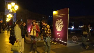 בעוד מותם של אנשי צבא נצפה בצבא, דגלי אזרבייג'ן מופיעים בשדה הראייה של מצלמות טלפונים ניידים של אזרחים ארמנ…