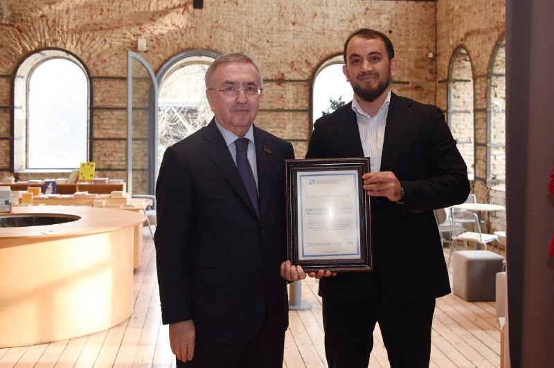 От имени председателя Народного Собрания РД Заура Аскендерова с юбилеем ЦУР поздравил Юрий Левицкий. фото