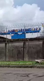 В более 1300 заключенных захватили тюрьму, сообщили в Венесуэльском центре мониторинга тюрем.Заключенные пожаловались на пытки и избиения. По их словам, после назначения нового директора участились обыски, в ходе которых сотрудники тюрьмы уничтожают личные