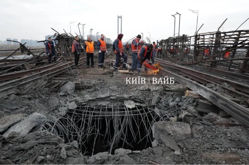 חור ענק בין הפסים: צילומי פגיעה בגשר הדרומי בקייב לאחר פגיעת טיל דפים ציבוריים אוקראינים הראו את ההשלכות של…