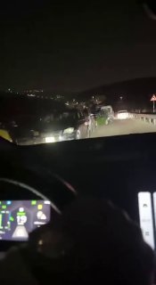 משפחות פלסטיניות ישנות בתוך רכבן במחסום עין סינא מצפון לרמאללה, לאחר שנסגר על ידי כוחות ישראל, מה שמנע מהם…