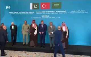🇹🇷🇸🇦🇵🇰 שרי ההגנה והחוץ של טורקיה, ערב הסעודית ופקיסטן, יחד עם המפקדים הבכירים של כוחות מיליטנטיים חמו…