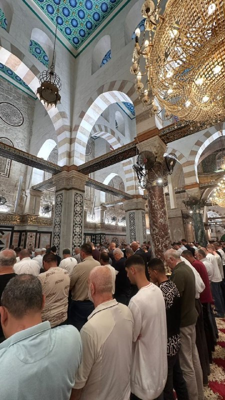 المصلون يؤدون فجر اليوم في المصلى القبلي بالأقصى