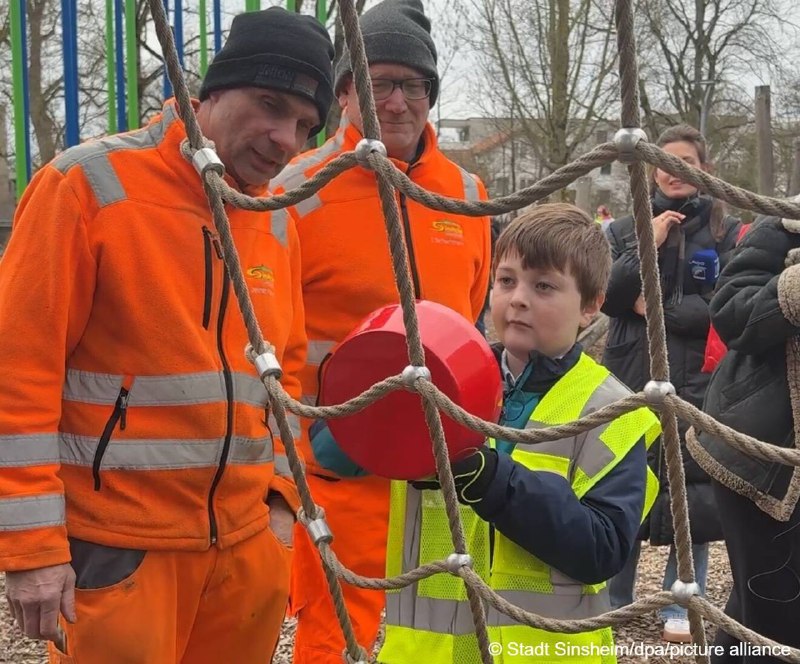 Немецкий второклассник подался на вакансию инспектора детских площадок. И его почти взяли!Семилетний Миха из городка Зинсхайм на юге Германии не долго раздумывал, когда узнал, что в городе открылась вакансия инспектора детских площадок. С помощью папы он с