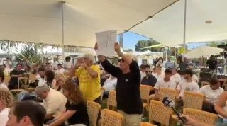 אייל אשל, אביה של התצפיתנית רוני אשל ז"ל, קטע את נאומו של השר סמוטריץ' בעוטף עזה: "תרד מהבמה, אתה מבזה את כ…