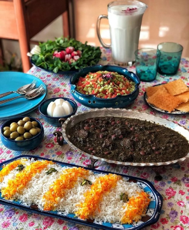 ❤️ حریم عشق ❤: قرمه سبزی با ته دیگ و سالاد شیرازی😍🍻#بوقت_نهار