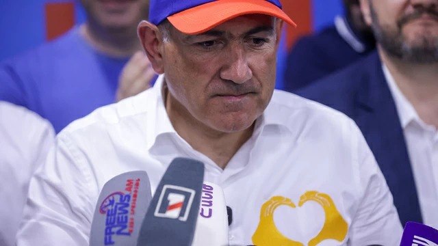 פאשיניאן מוביל את ארמניה למלחמת אזרחים פאשיניאן הגיע לתחתית נוספת, לועג למאבק בפרלמנט, הממזר הזה כותב ברשתו…
