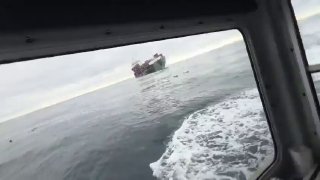 הרגע שבו ההתאבדות של USVs פגעה בספינת CONTSHIP JET, שמאוחר יותר שקעה כתוצאה מכך. עקבו אחרי 👈