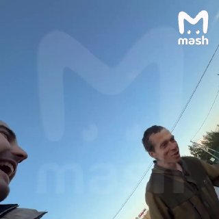 Последнее интервью Саши Коня — снято в Калуге, незадолго до убийства путешественника дроном ВСУ. После нашего апрельского поста Коня стали активно узнавать — подходить, фотографироваться, заказывать рекламу. Её Александр продавал минимум на год — размещал 