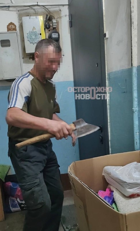 Пьяный сосед с топором и ножом месяцами терроризирует семью в Твери, полиция бездействует
