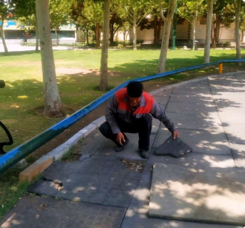 ▪️ کانال قزوینی ها ▪️: ارتقای ایمنی عرصه‌های تفریحی؛ تعویض کف‌پوش‌های مستهلک در بازیگاه بوستان الغدیر قزوین🔹️در راستای اجرای برنامه‌های ایمن سا