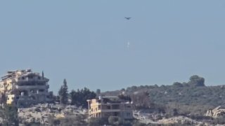 🚨הרגע שבו מסוק שבוי הפיל גלונים נפץ על אל-מנצורי בשילוב עם הפצצת ארטילריה המכוונת לעיר