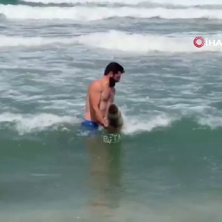 מול חופי סינופ, טורקיה, אדם גרר גליל חלוד בצורת טיל אל מחוץ לים השחור ונשא אותו על פני החוף. זהו מאיץ שלב ר…