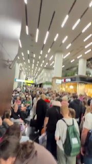 עקב עיכובים מסיביים וביטולי טיסות, נוצרו המוני נוסעים בשדה התעופה שרמטייבו אנשים נאלצים להמתין שעות באולמות…